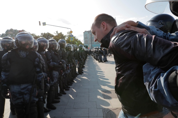 Las autoridades moscovitas desplegaron un gran dispositivo policial, con fuerzas antidisturbios y empleo incluso de helicópteros, para impedir la manifestación opositora. FOTO/AP