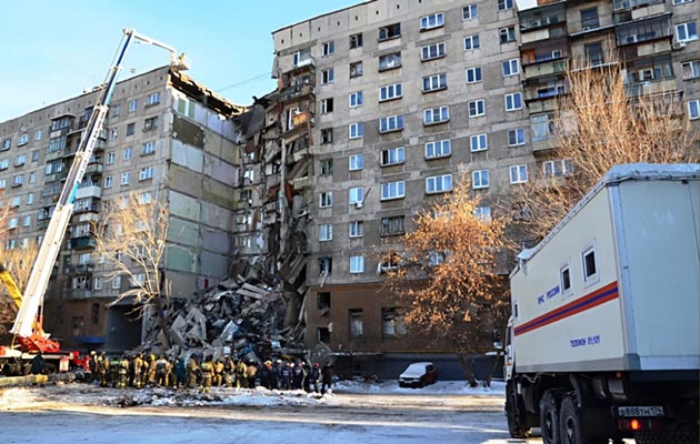 Rescatistas rusos limpiando escombros después de una explosión de gas en un edificio de apartamentos en la ciudad de Magnitogorsk, región de Chelyabinsk, Rusia , 31 de diciembre de 2018. La explosión en un edificio residencial en Magnitogorsk dañó 48 apartamentos, en los que, según informes, vivían 110 personas. Seis personas fueron retiradas de los escombros: cuatro murieron, dos resultaron heridas, incluyendo un niño. El destino de 68 residentes aún se desconoce. FOTO/AP