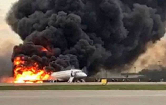 El avión Sukhoi Superjet-100 incendio en Moscú. Foto: EFE.