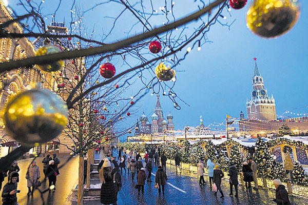 5.  Vista general de la decoración navideña de la Plaza Roja.