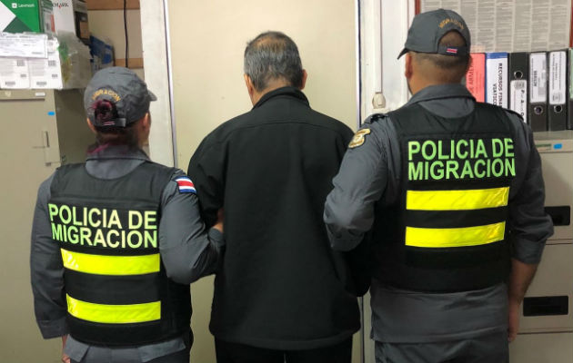 Momentos cuando el sacerdote fue retenido. Foto: Mayra Madrid.  