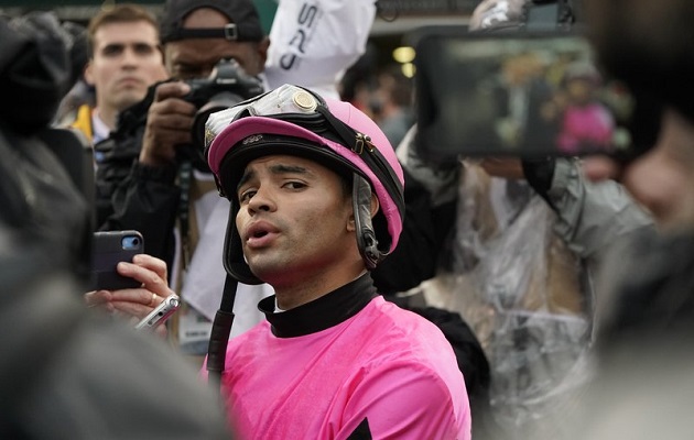 Luis Sáez durante el Derby de Kentucky.