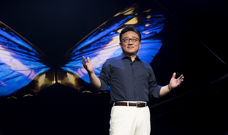 DJ Koh, presidente y CEO de la División de Comunicaciones Móviles y de TI de Samsung Electronics durante la presentación. Fotos: Samsung