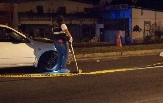 En el sitio del accidente en San Carlos quedaron dispersos los paquetes con las compras.  