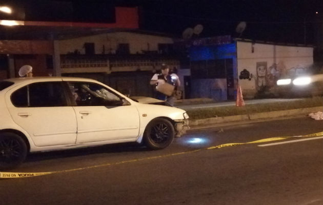 En este accidente registrado en San Carlos se encuentra involucrado un auto Sedán de color blanco.