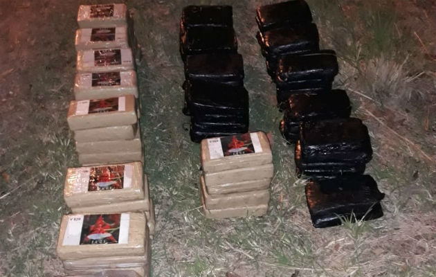 La sustancia ilícita, incautada durante la noche del sábado, estaba oculta en un predio baldío.