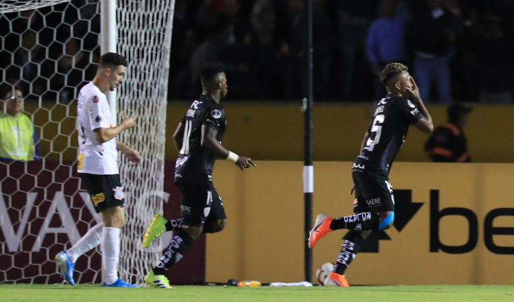 Jhon Sánchez (derecha) anotó el 1-1 Foto EFE
