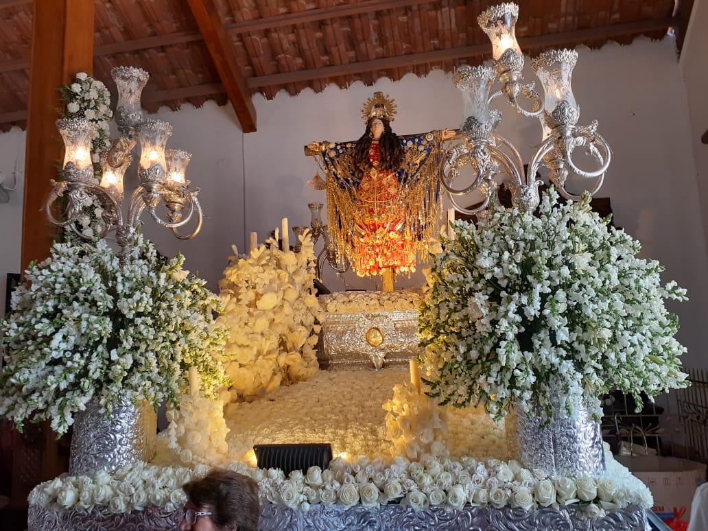 Los peregrinos continuaban llegando, para apreciar el anda con la imagen de la Virgen y Mártir, hermosamente adornada con flores blancas, que recibió a los peregrinos en la entrada del templo. Foto/Thays Domínguez