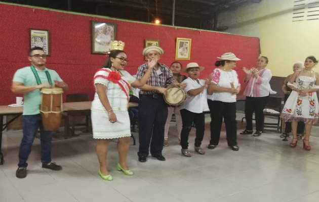 El tradicional tamborito es parte de las actividades que desarrollan los santeños residente en San Miguelito.