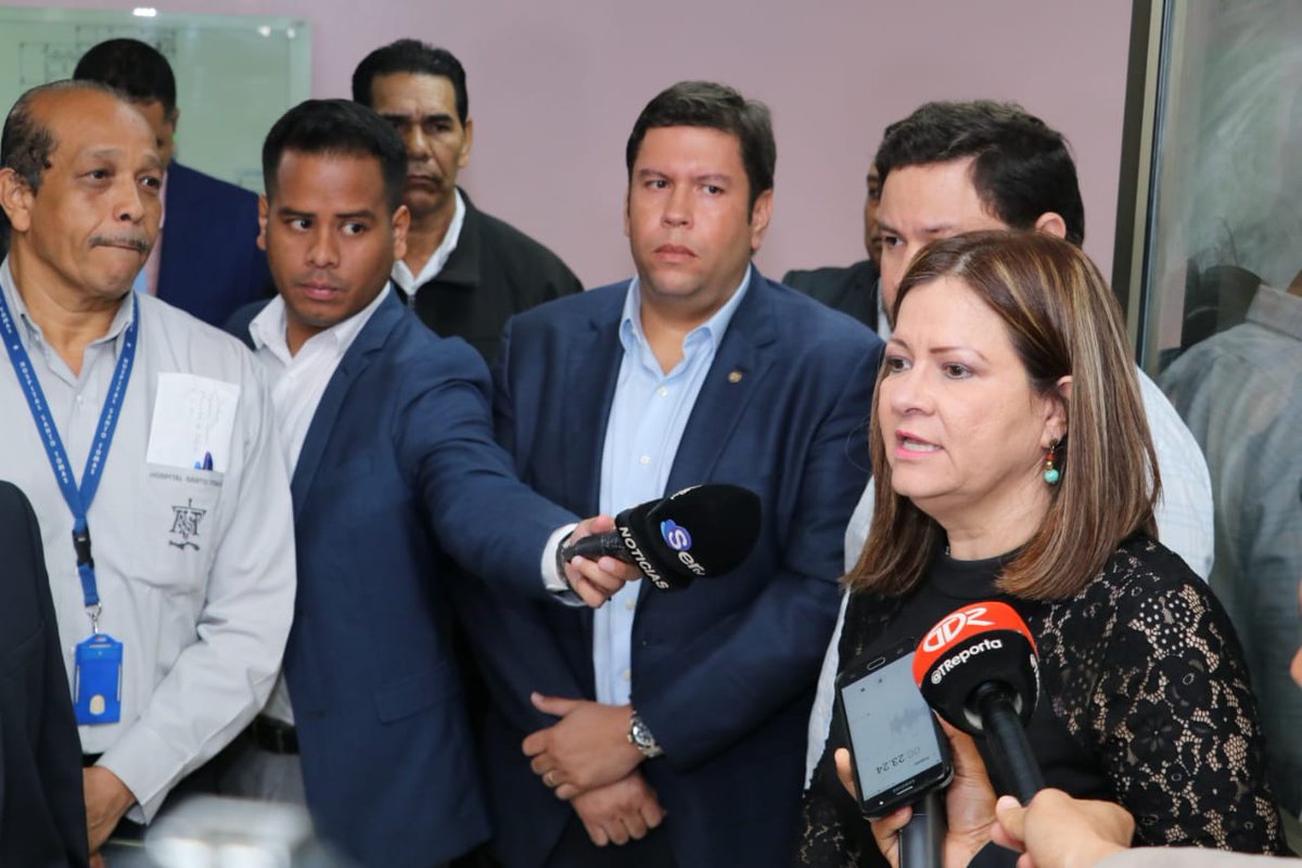 Rosario Turner, ministra de Salud se reunión con funcionarios del hospital Santo Tomás. 