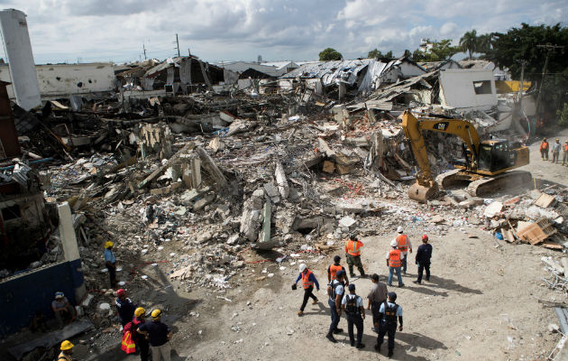 Unidades de búsqueda y rescate trataban de ubicar otras posibles víctimas en Santo Domingo. EFE