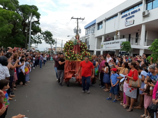 Esta carrera de los santos también la están haciendo ahora en otros sectores como parte de los actos religiosos de la Semana Santa. Foto Melquiades Vásquez