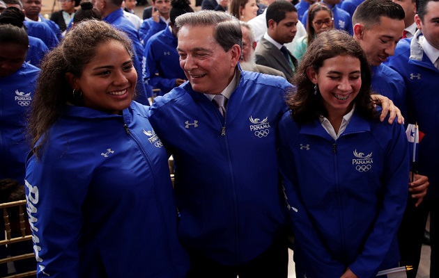 Emily Santos (dcha.)  en la ceremonia de abanderamiento.