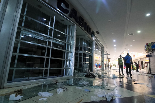 Decenas de comercios ubicados en la ciudad de Maracaibo, capital del estado venezolano de Zulia, fueron saqueados en las últimas horas en medio de la crisis eléctrica que tiene a esta región rica en petróleo sin luz desde hace cinco días. FOTO/EFE