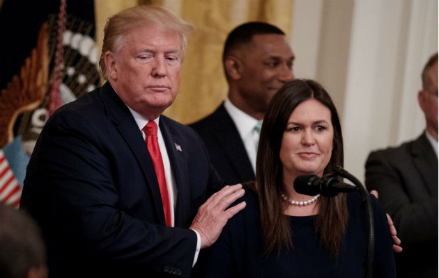 Sarah Huckabee Sanders (der.) abandonará la Casa Blanca a fin de mes y regresará a su hogar en Arkansas. Foto: EFE.