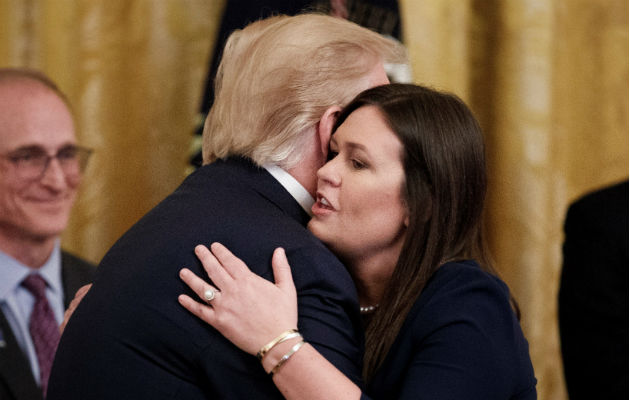 El presidente Trump (i), abraza a Sarah Huckabee Sanders (d) luego de anunciar que ella dejará su cargo de portavoz de la Casa Blanca a final de junio. Foto: EFE.