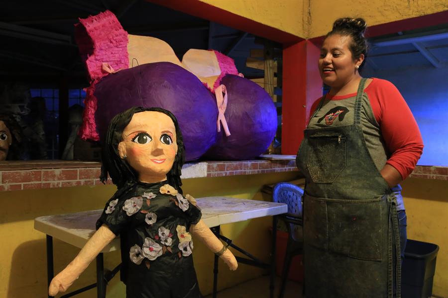 La artesana Silvia Sánchez junto a la piñata de Sarita. Foto: EFE