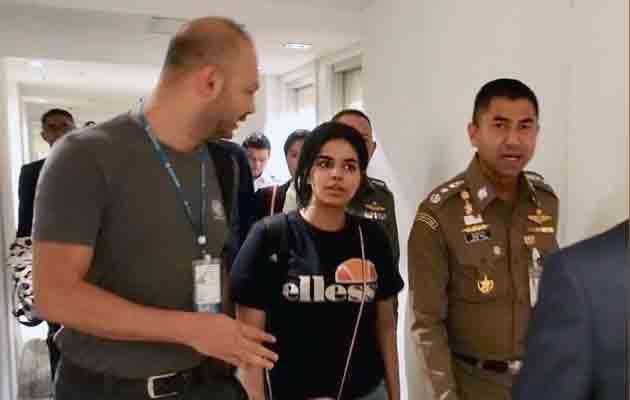 La joven saudí, Rahaf Mohammed Al-Qunun (c), conversa con el jefe de la policía de inmigración de Tailandia, Surachet Hakparn (d), antes de abandonar el aeropuerto Suvarnabhumi en Tailandia. FOTO/EFE