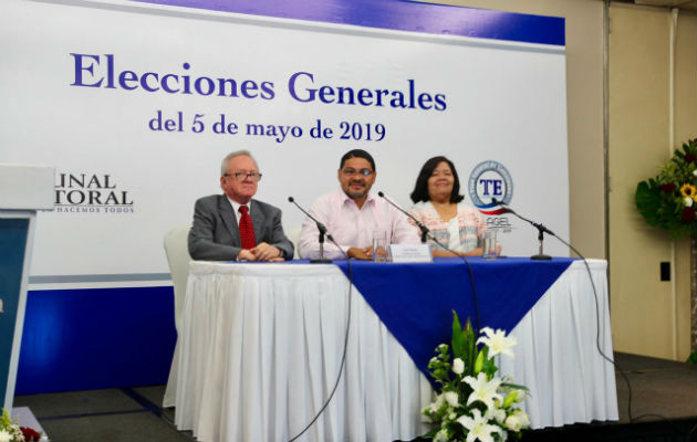 Los observadores internacionales atendieron al candidato presidencial Saúl Méndez.