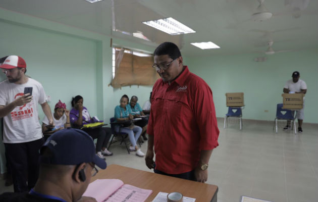 Méndez votó en el Barrio Sur de Colón, que lo vio crecer.