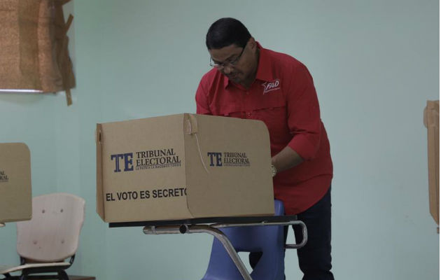 El abanderado del FAD, Saúl Méndez, votó en la escuela República de Bolivia, en Colón.