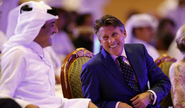 Sebastian Coe, presidente de la IAAF, conversa con el emir de Catar, Sheikh Tamim bin Hamad. Foto AP