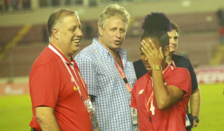 Jugadora panameña desconsolada y los dirigentes de Fepafut atrás. Foto Anayansi Gamez