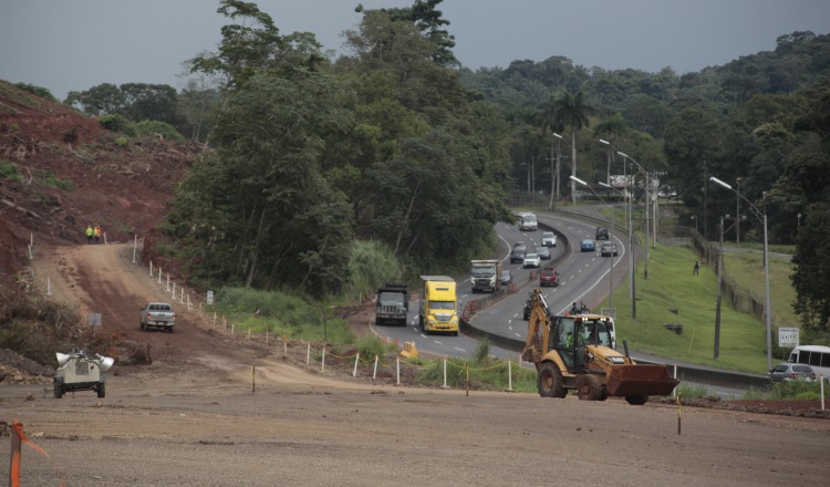 La ampliación a cuatro carriles ha provocado que critiquen la devastación tan grande que se ha causado para realizar el proyecto, sumado al que se hará con la Línea 3. Foto: Víctor Arosemena