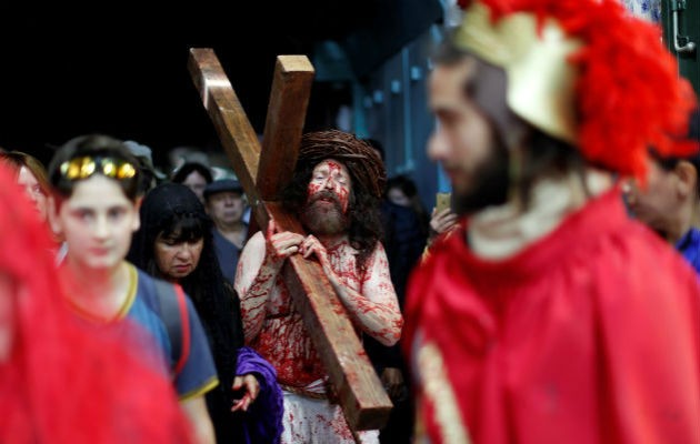 Como cada año, la procesión, encabezada por monjes de la Orden franciscana que custodian los lugares sagrados de Tierra Santa desde el siglo XIII, comenzó con solemnidad.