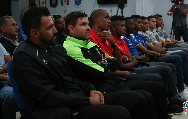 Jugadores de Costa del Este,Árabe Unido, Sanfra y Tauro en el sorteo de semifinales. Foto:LPF