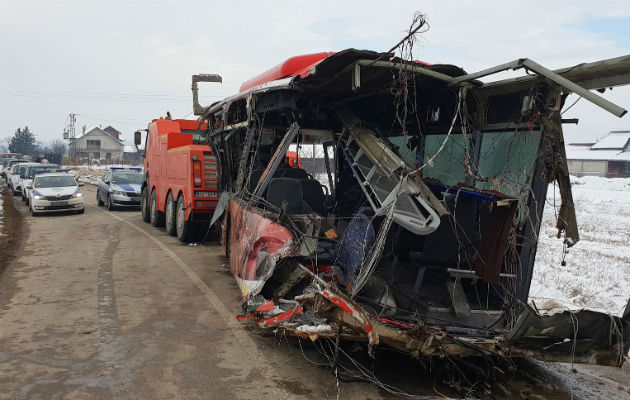 Vista del autobús, en el cruce de vías férreas en la localidad de Donje Medjurovo, Serbia. EFE