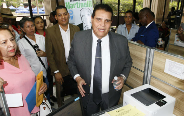 Sergio Gálvez prometió que seguirá buscando más firmas, aunque espera el respaldo de CD.  Edwards Santos