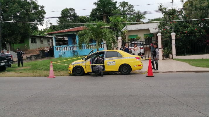 A través de los propietarios del vehículo, se confirmó que el sujeto aprehendido, no es el “palanca” del taxi. Foto/Eric Montenegro