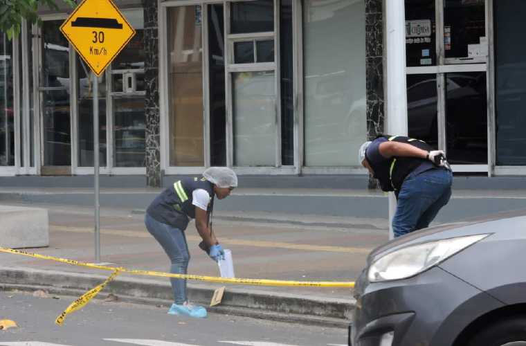 Sicarios no cumplen con su trabajo, abalean a un hombre pero este sigue vivo. Foto: Crítica. 