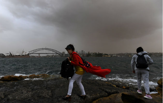 La tormenta de polvo  se ha extendido por las zonas afectadas por la sequía en Nueva Gales del Sur  y ha cubierto los puntos de referencia de Sídney. EFE