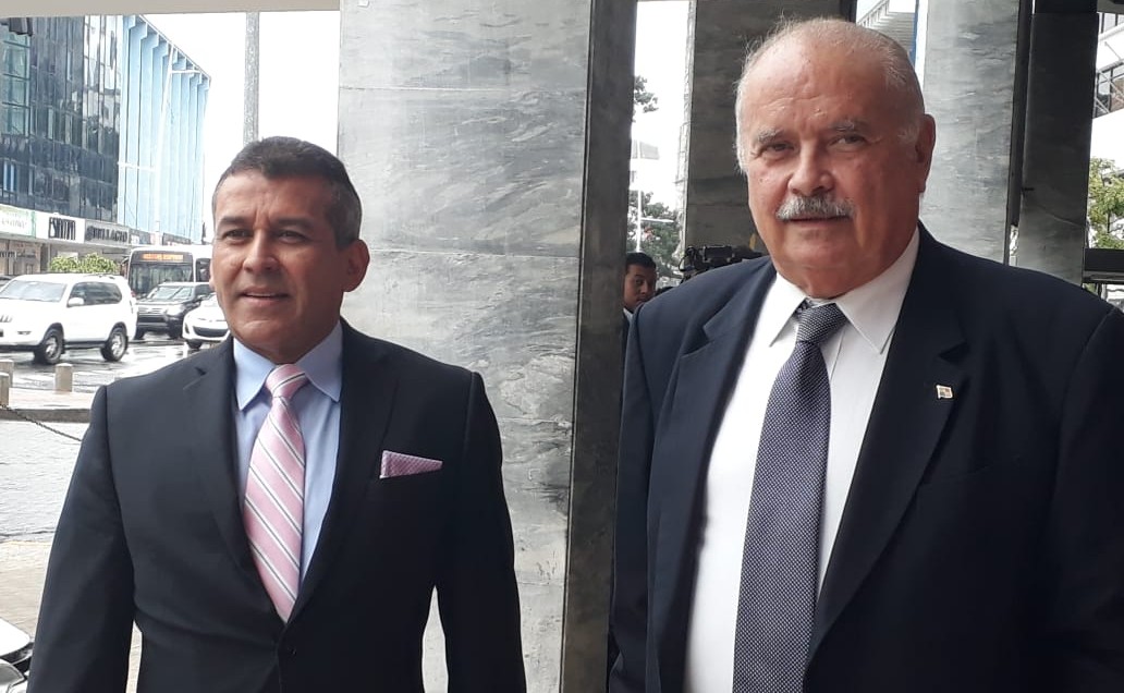 Los abogados Sidney Sittón (izq.) y Miguel Antonio Bernal presentaron cinco denuncias en contra del expresidente Juan Carlos Varela. Foto Víctor Arosemena