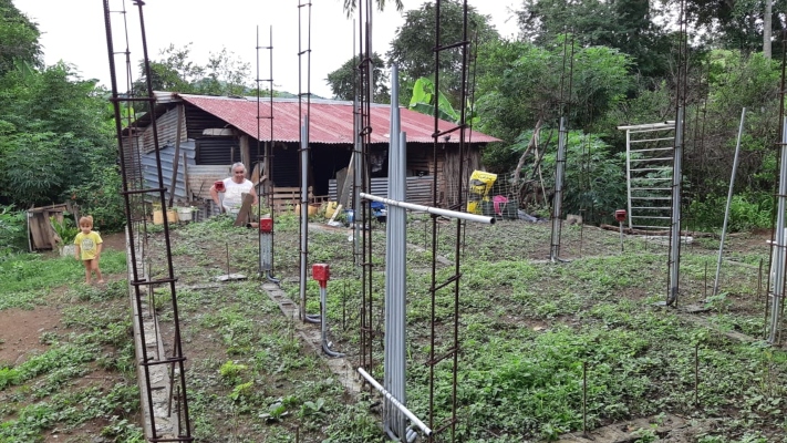 En el lugar, 21 casas fueron prometidas, sin embargo solo siete fueron terminadas y el resto quedaron abandonadas o inclusive nunca inició su construcción. Foto/Thays Domínguez