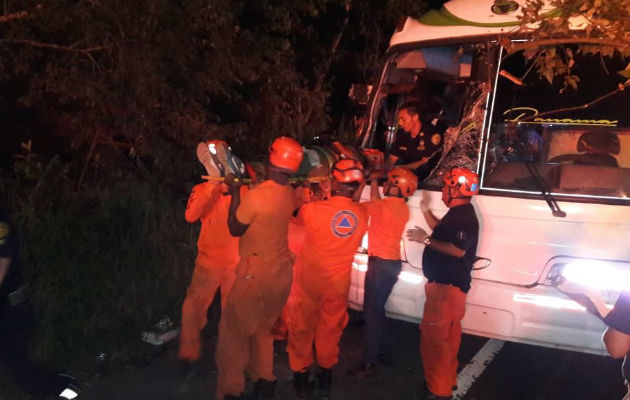 Traslado de los heridos por caída de árbol sobre un bus en la vía a Loma Cová, en el distrito de Arraiján. @Sinaproc_Panama