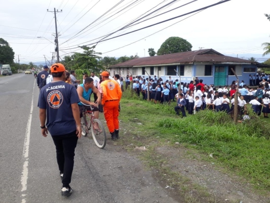 Equipo del Sinaproc evaluando diversos sectores de Bocas del Toro por el movimiento telúrico. Foto/Sinaproc