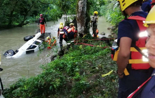   El vehículo que fue arrastrado por una cabeza de agua en la comarca Ngäbe-Buglé. Foto: Sinaproc.