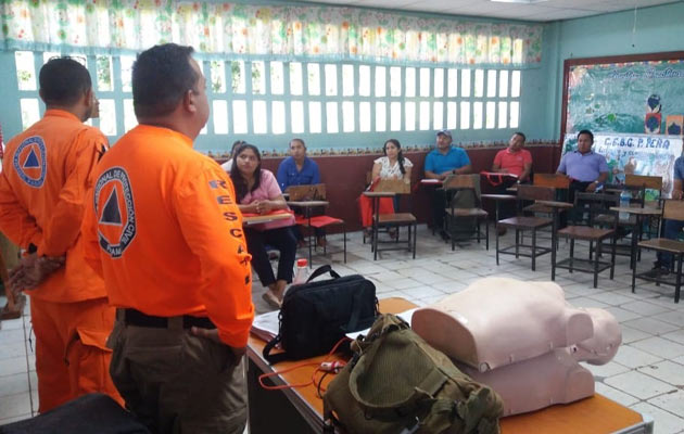 Los docentes son entrenados para ofrecer primeros auxilios en las áreas de difícil acceso. Foto/víctor Eliseo Rodríguez