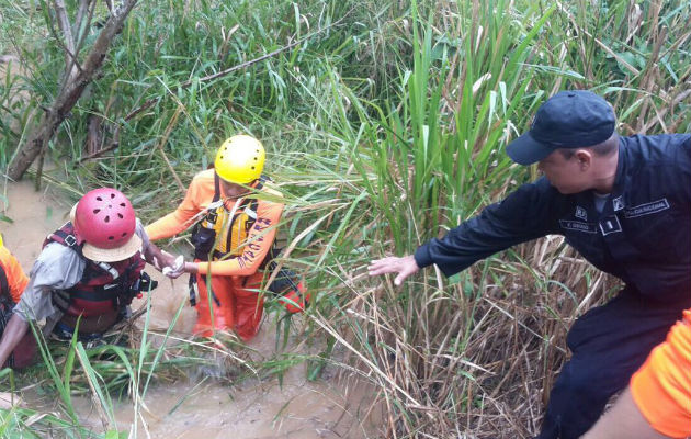 Solicitan ayuda del Sinaproc para que rescate a cuatro adultos ebrios en un río. Foto: Sinaproc.
