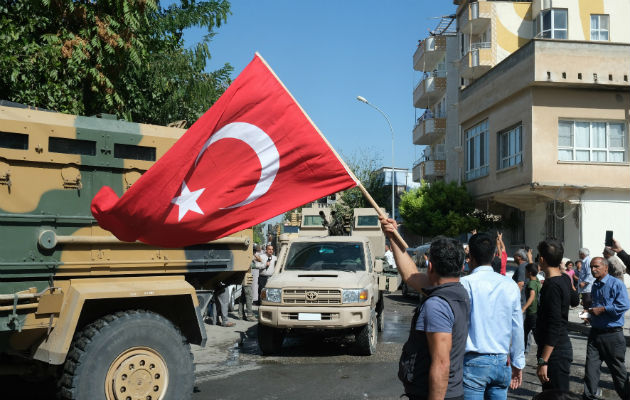 Más de 60.000 personas han huido de sus hogares por miedo a las operaciones turcas en al frontera siria con Turquía. Foto: EFE. 