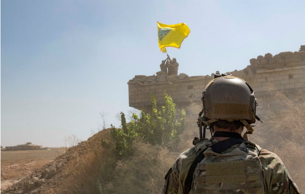 Un soldado de EE.UU. observa una fortificación con militares sirios en Tal Abyad. EFE.