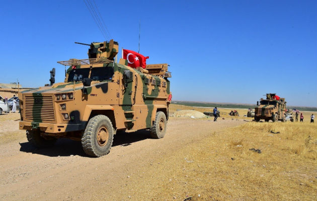 Un soldado de EE.UU. observa una fortificación con militares sirios en Tal Abyad. EFE.