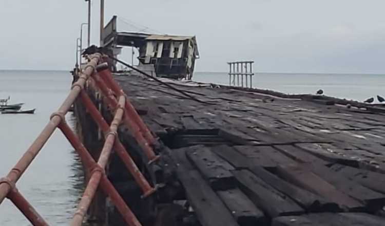 Condición en que quedó el muelle en Puerto Armuelles, el cual ha sido afectado por sismos anteriores.  Foto de Internet