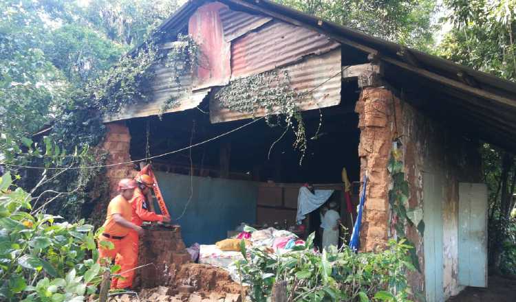 La señora que reside en esta vivienda se despertó cuando la pared se desplomó. Foto de José Vásquez