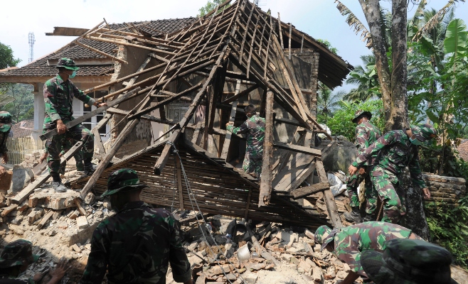 El terremoto causó daños estructurales en más de 200 edificios y el municipio de Pandeglang, el más cercano al epicentro, fue el más afectado con 81 casas y una mezquita dañadas. FOTO/AP