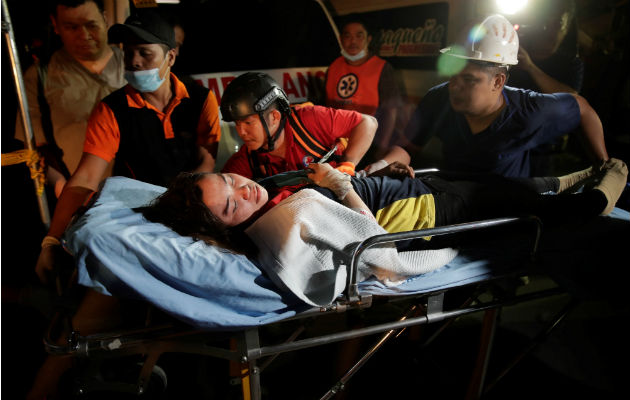 Socorristas trasladan a una víctima tras el terremoto en Pampanga (Filipinas). Foto: EFE.