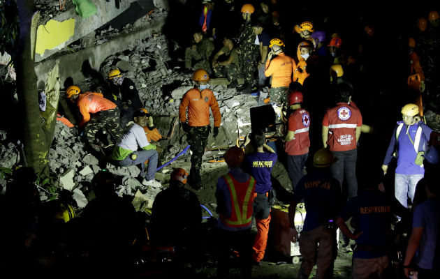 Equipos de rescate trabajan en un edificio derruido tras el terremoto en Pampanga (Filipinas). Foto: EFE.